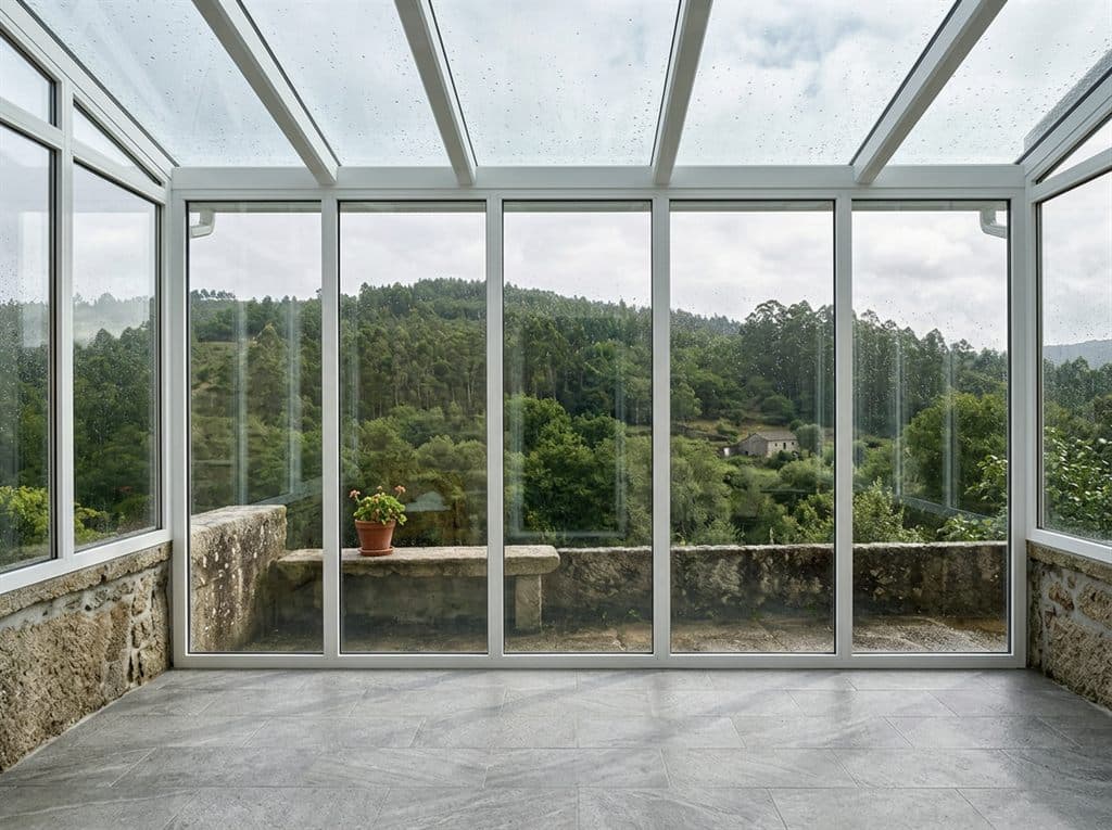 Cubiertas y galerías de aluminio instaladas por Aluminios Ucha en Redondela